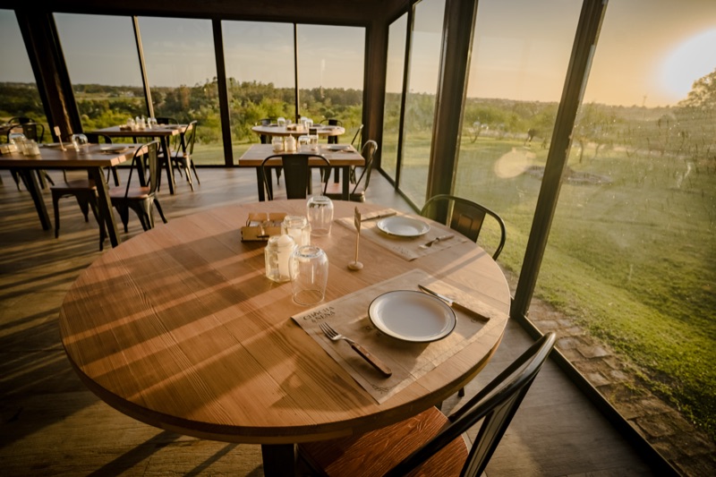 Mesa preparada con vista al campo en Chocha y Nena