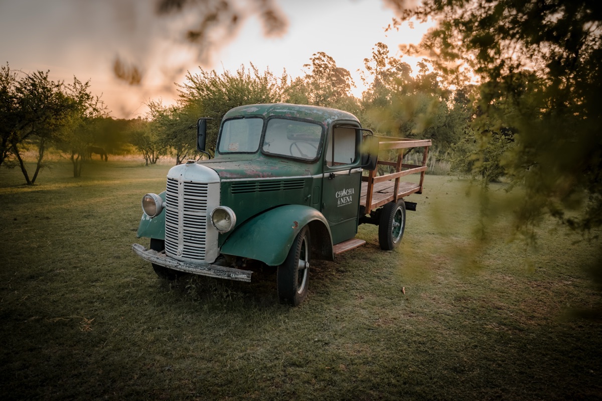 Camioneta vintage de Chocha y Nena en el campo