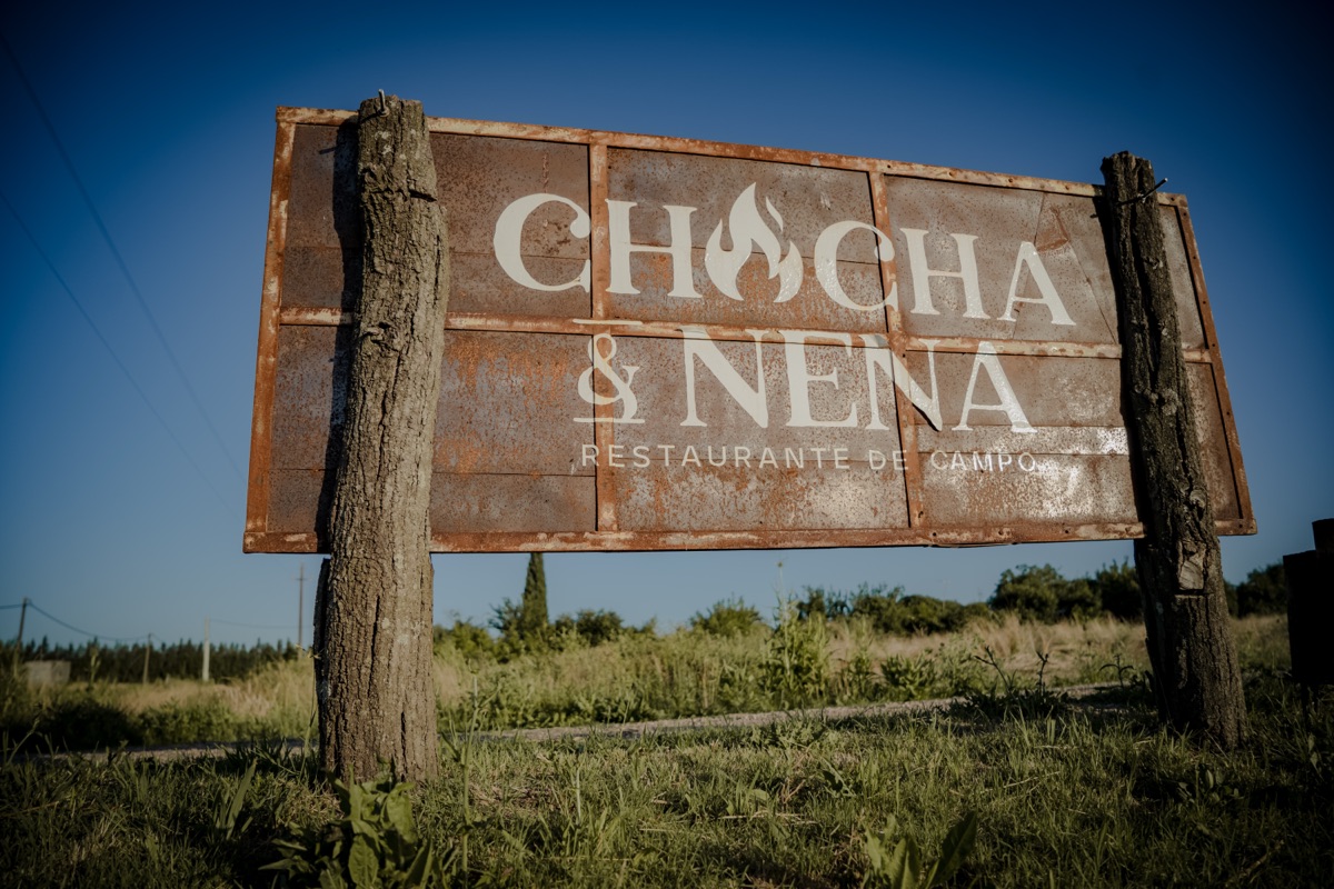 Cartel de entrada a Chocha y Nena restaurante de campo