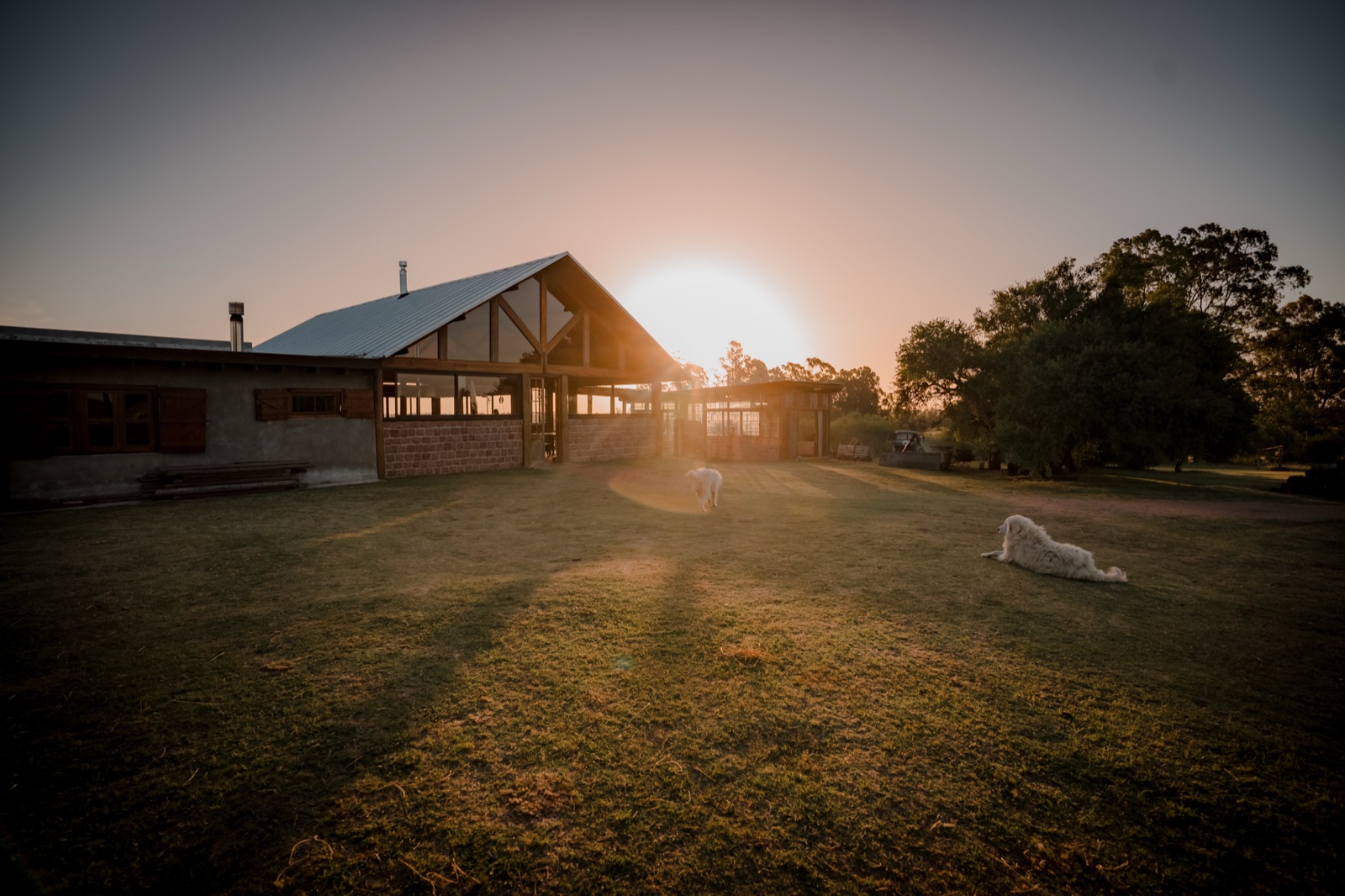Exterior de Chocha y Nena al atardecer - restaurante de campo en Canelones